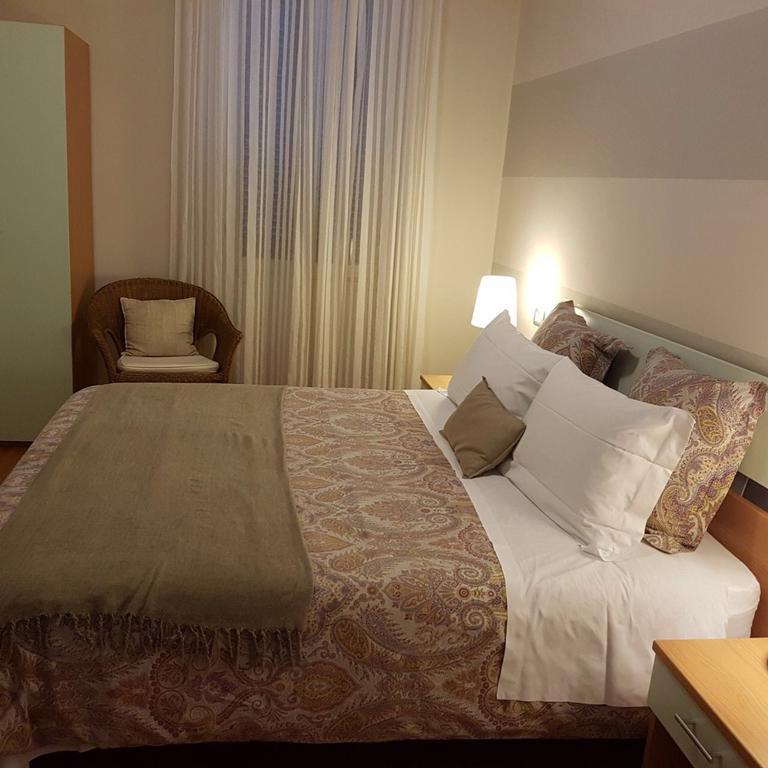 Hotel Moniga Desenzano del Garda Exteriör bild